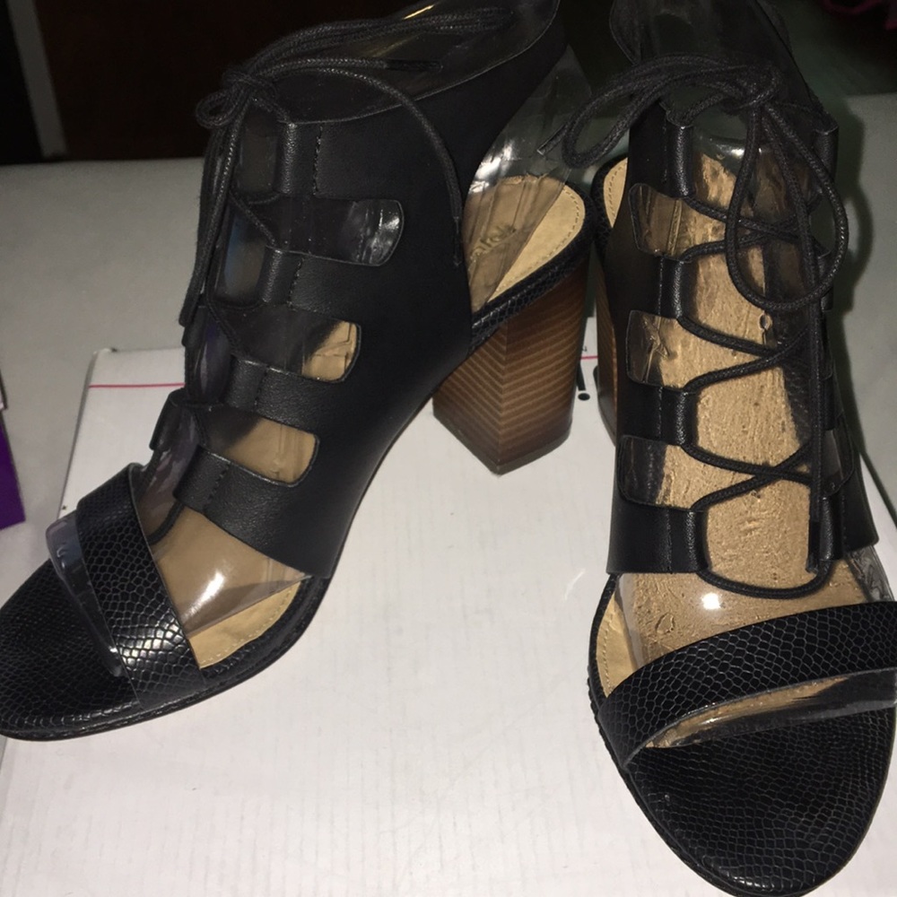 Heels - Picture 2 of 3